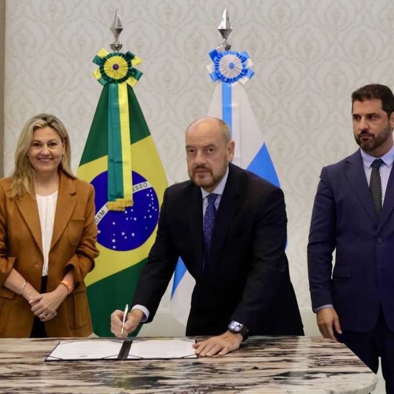 Governo assina acordo e ind&uacute;strias podem ir ao mercado livre de g&aacute;s