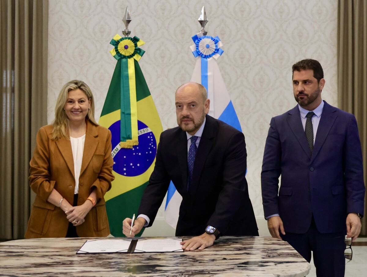 Governo assina acordo e ind&uacute;strias podem ir ao mercado livre de g&aacute;s
