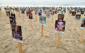 Ato na Praia de Ipanema relembra tr&ecirc;s anos de ataque do Hamas em Israel que matou 397 pessoas em festival de m&uacute;sica eletr&ocirc;nica