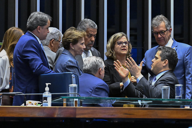 6x1: Governo quer derrubar hoje nos dois turnos