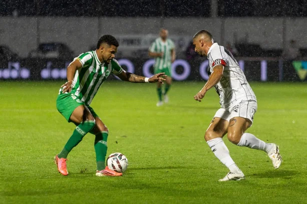 Diante do p&uacute;blico minguado, Ponte Preta perde para o Juventude