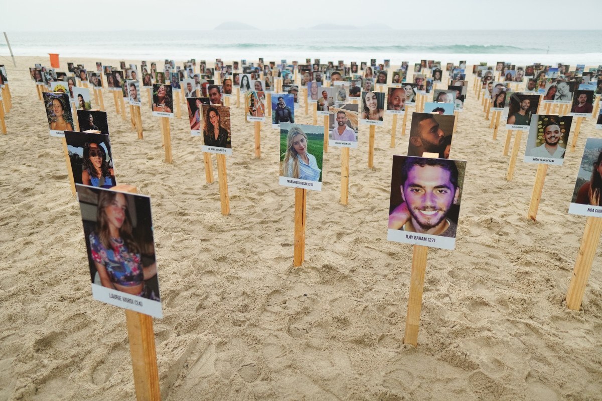 Ato na Praia de Ipanema relembra tr&ecirc;s anos de ataque do Hamas em Israel que matou 397 pessoas em festival de m&uacute;sica eletr&ocirc;nica