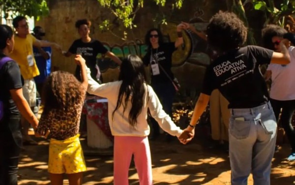 Crian&ccedil;a brinca muito em Ceil&acirc;ndia