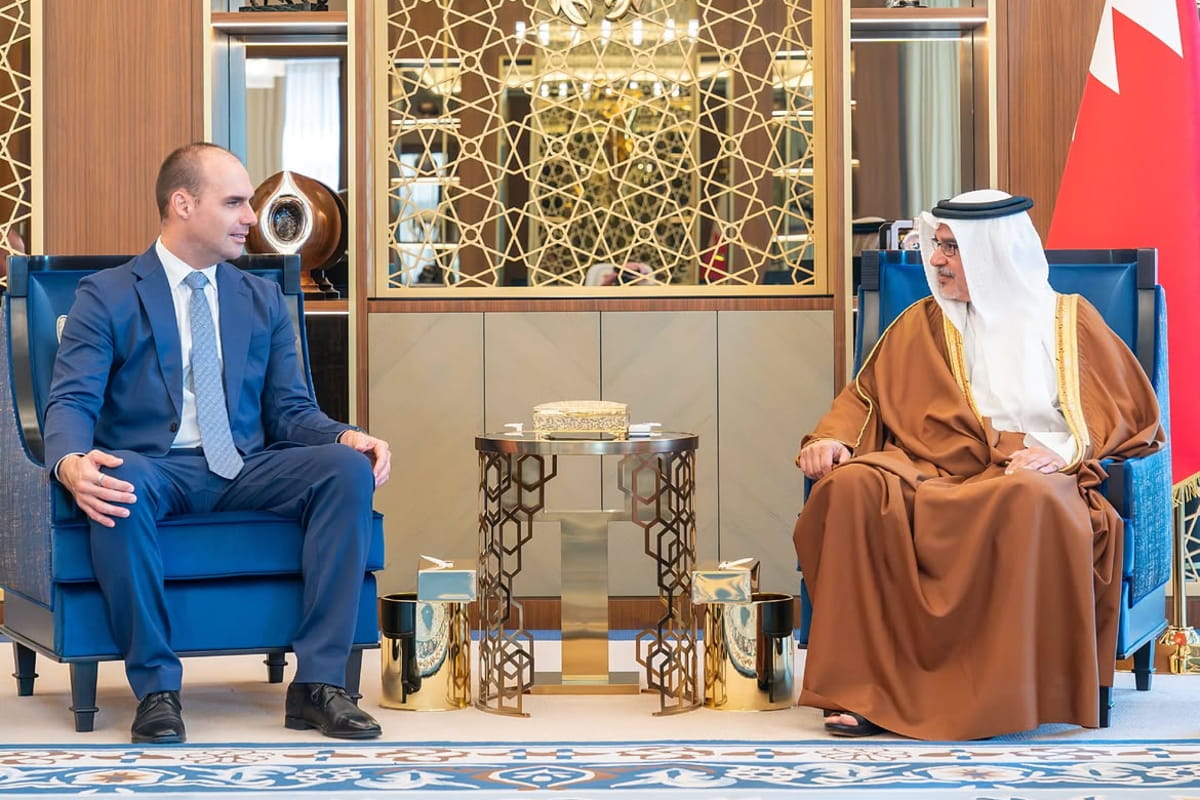 Eduardo Bolsonaro se re&uacute;ne com pr&iacute;ncipe herdeiro do Bahrein no Pal&aacute;cio Real