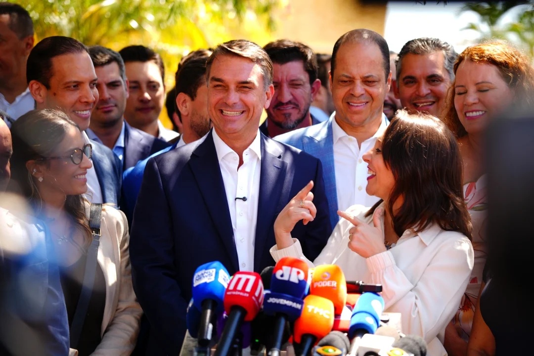 Fl&aacute;vio amplia alian&ccedil;as e busca transformar apoios em votos