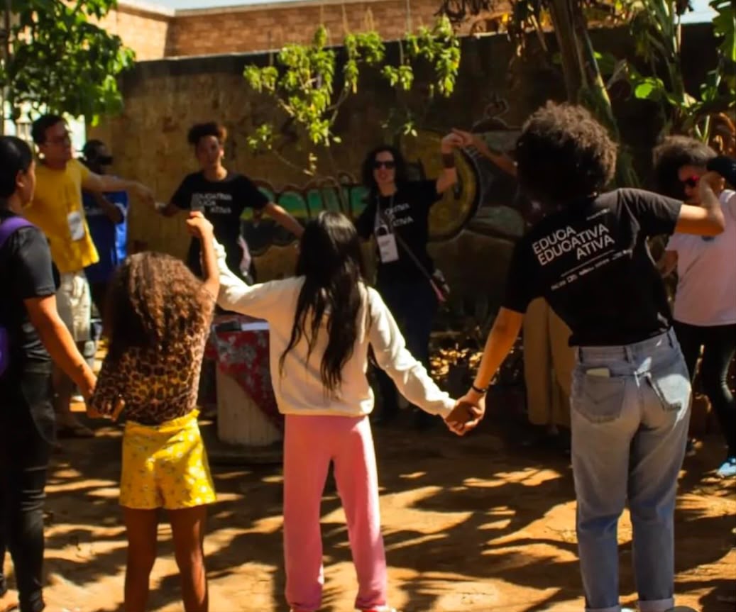 Crian&ccedil;a brinca muito em Ceil&acirc;ndia