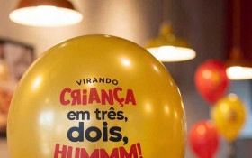 Pizzaria convida fam&iacute;lia a virar crian&ccedil;a em outubro