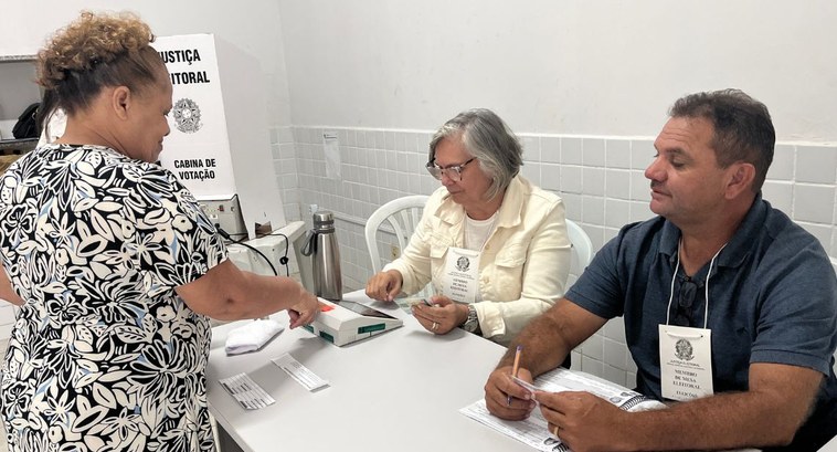 TRE-DF cobra justificativa de mes&aacute;rios ausentes no 1&ordm; turno