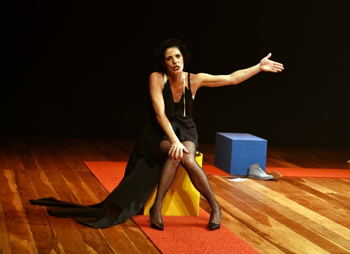 Isabel Guer&oacute;n tem apresenta&ccedil;&atilde;o &uacute;nica da com&eacute;dia 'Entressafra' no Gacemss em VR