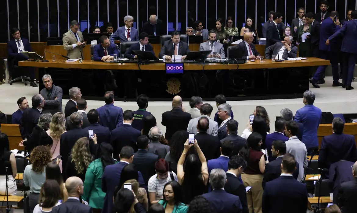 Senado vai votar o fim da escala 6x1 nesta quarta-feira (14)