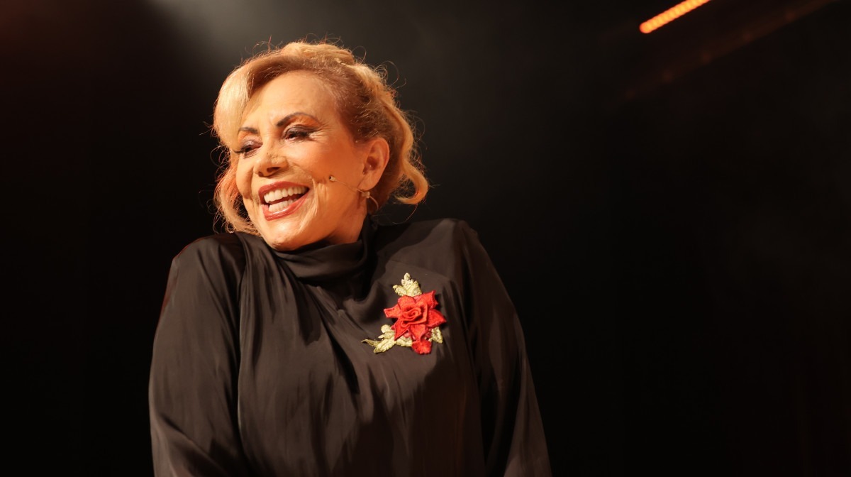 Arlete Salles retorna a S&atilde;o Paulo com mon&oacute;logo que mistura luto e humor