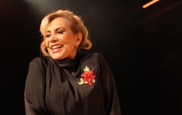 Arlete Salles retorna a S&atilde;o Paulo com mon&oacute;logo que mistura luto e humor