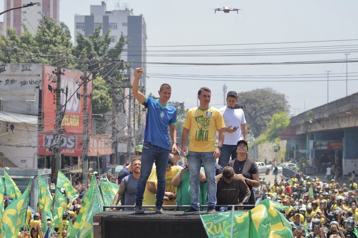 Fl&aacute;vio Bolsonaro faz carreata com Douglas Ruas em S&atilde;o Gon&ccedil;alo