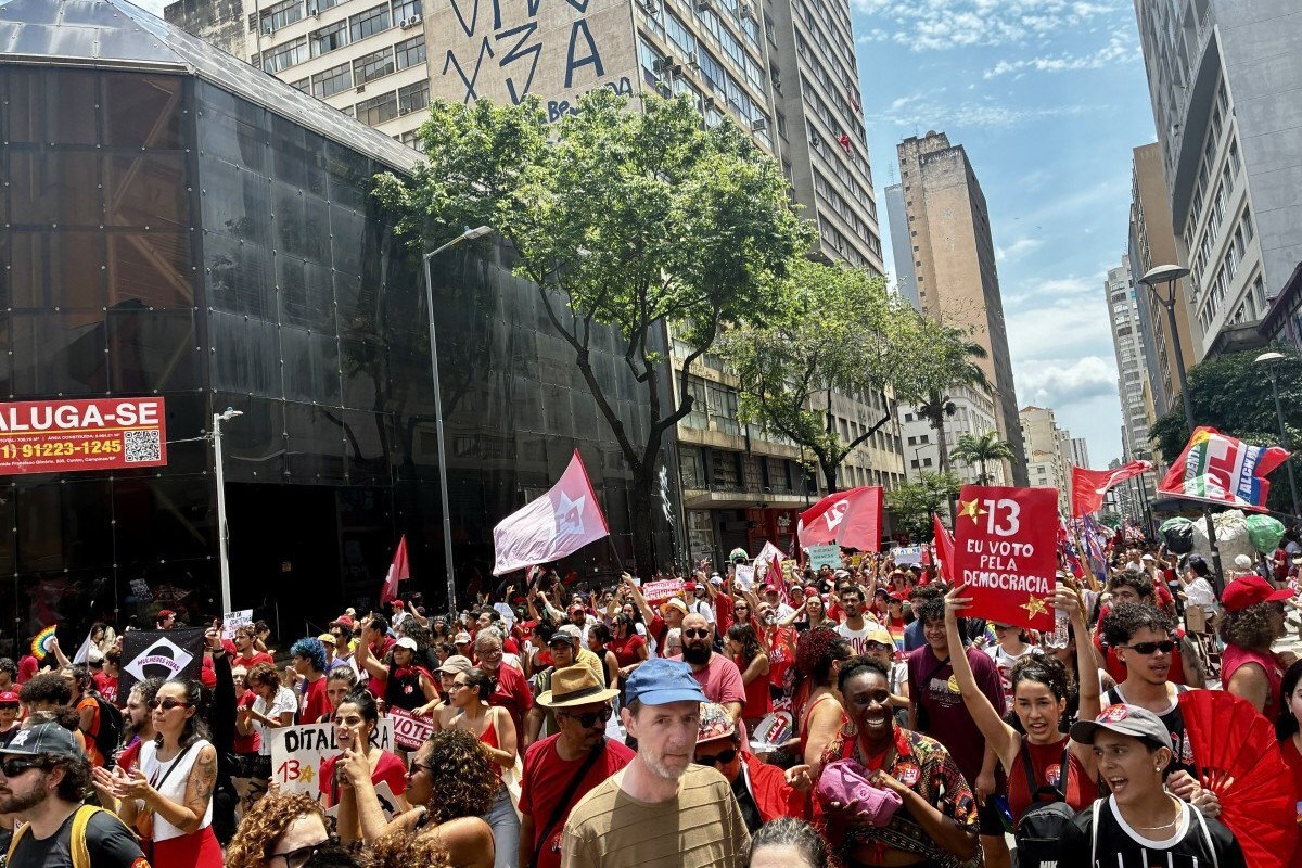 Ato pol&iacute;tico movimenta multid&atilde;o no Centro de Campinas em apoio &agrave; reelei&ccedil;&atilde;o de Lula