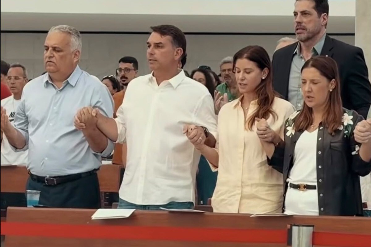 Nossa Senhora de Aparecida vence a Guerra Santa. Todos os presidenci&aacute;veis aos seus p&eacute;s!