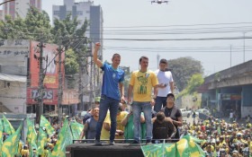 Fl&aacute;vio Bolsonaro faz carreata com Douglas Ruas em S&atilde;o Gon&ccedil;alo