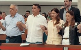 Nossa Senhora de Aparecida vence a Guerra Santa. Todos os presidenci&aacute;veis aos seus p&eacute;s!