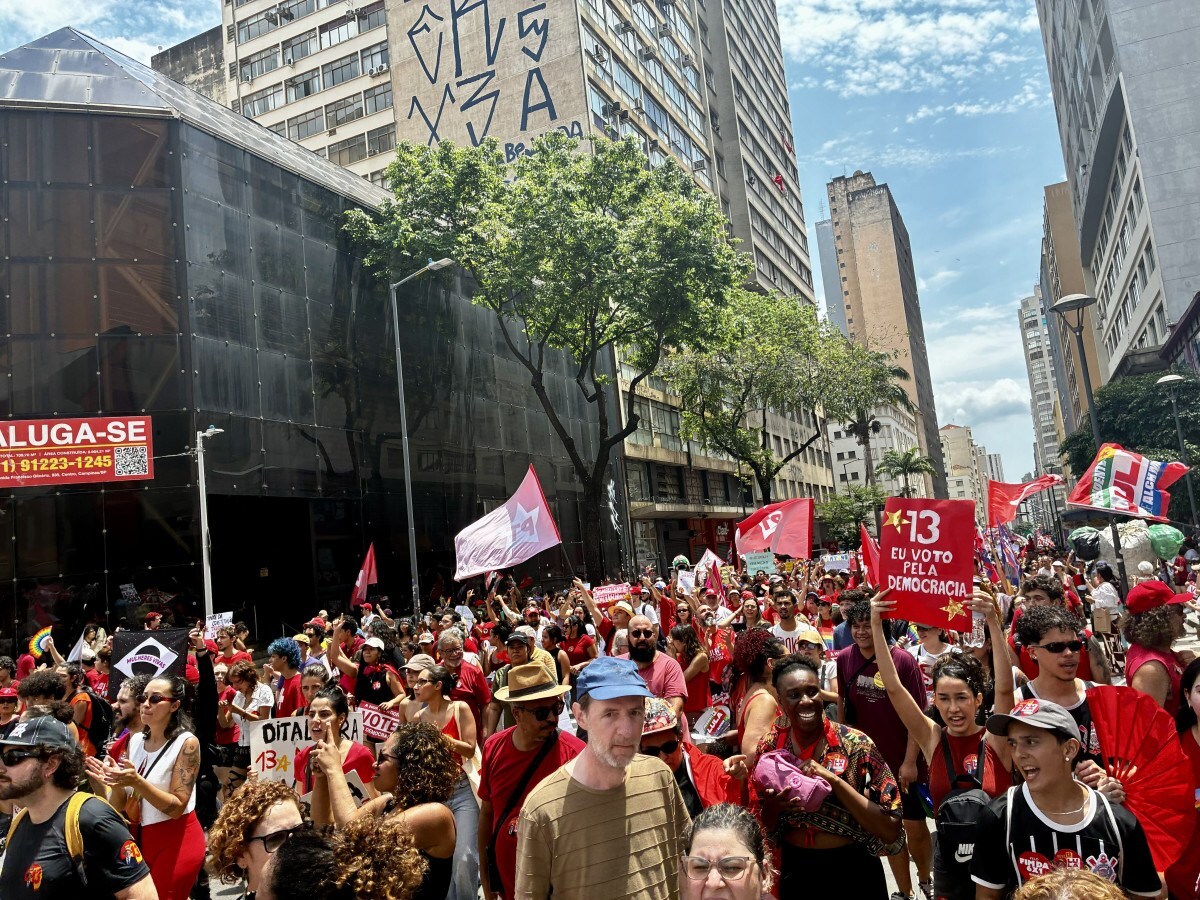 Ato pol&iacute;tico movimenta multid&atilde;o no Centro de Campinas em apoio &agrave; reelei&ccedil;&atilde;o de Lula