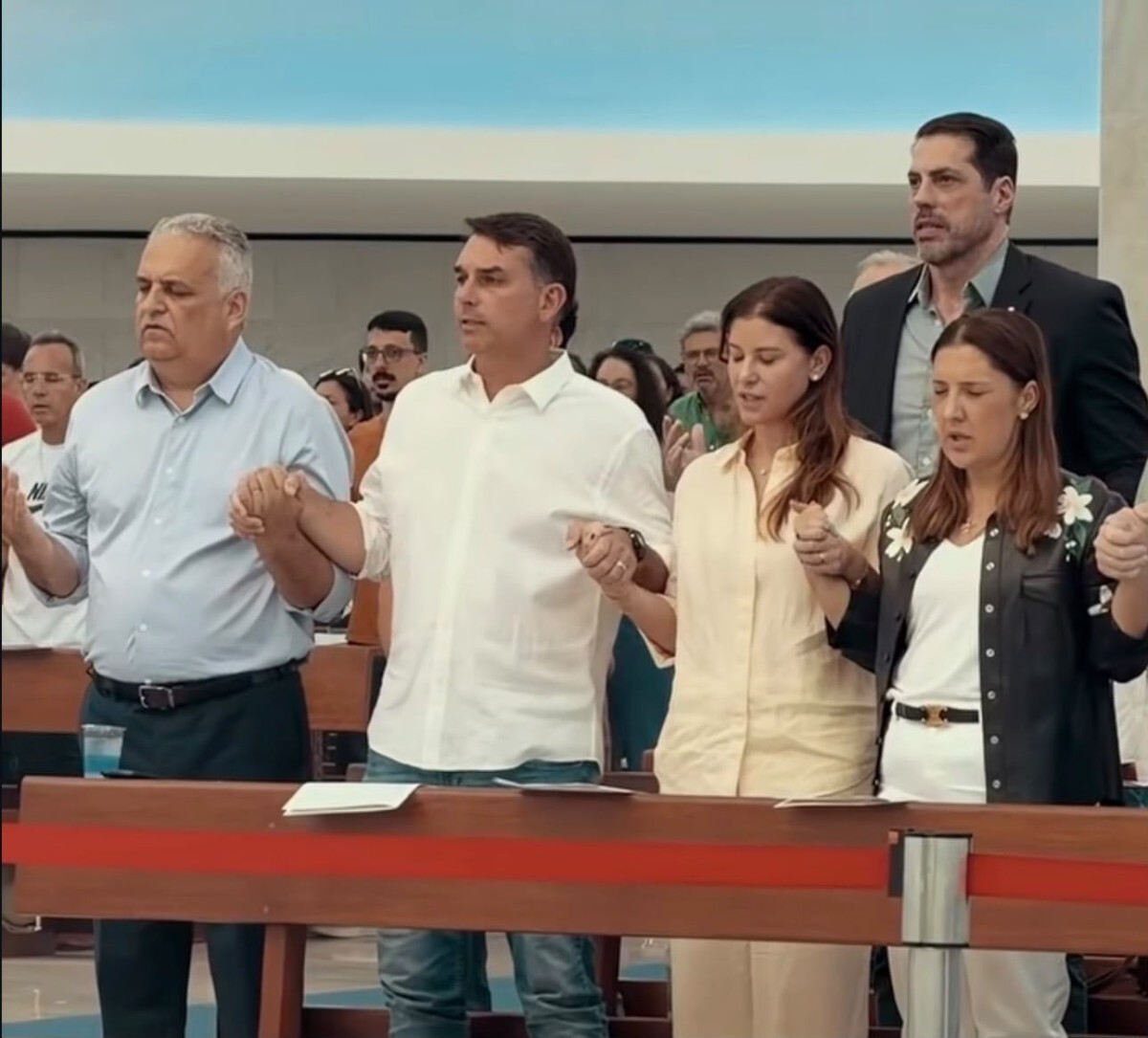 Nossa Senhora de Aparecida vence a Guerra Santa. Todos os presidenci&aacute;veis aos seus p&eacute;s!