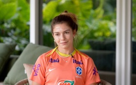 Carol Gil diz estar "vivendo um sonho" com a Sele&ccedil;&atilde;o Feminina