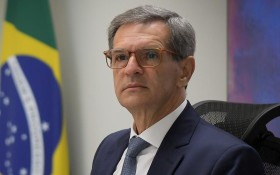 TSE manda retirar 17 publica&ccedil;&otilde;es contra Fl&aacute;vio Bolsonaro e exige dados da Meta