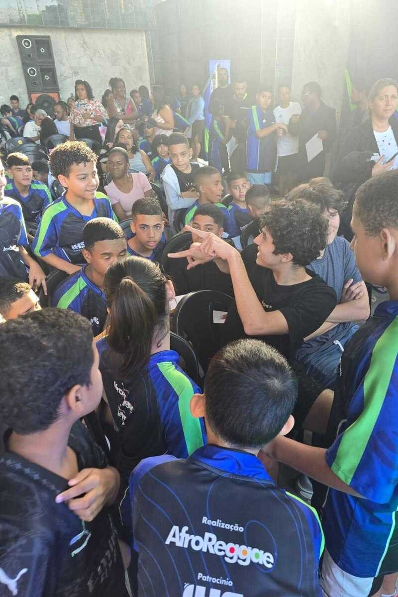 Jovem usa IA para transformar criatividade em oportunidade
