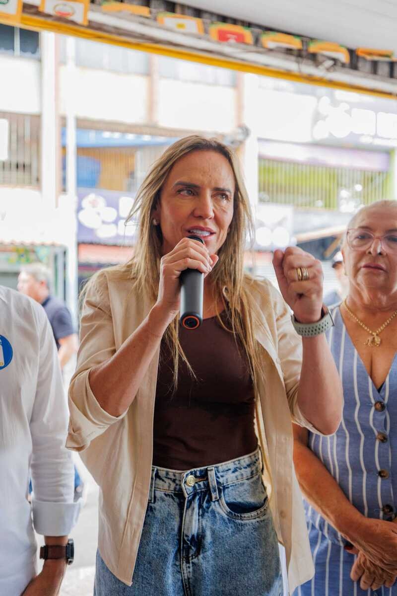 Celina anuncia obras e Grass inaugura casas de campanha