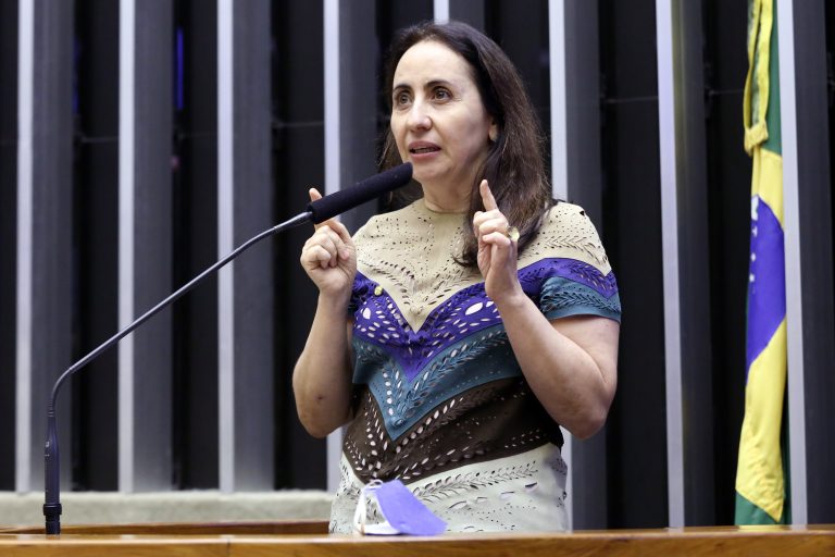 Deputada federal pede o fim do foro privilegiado