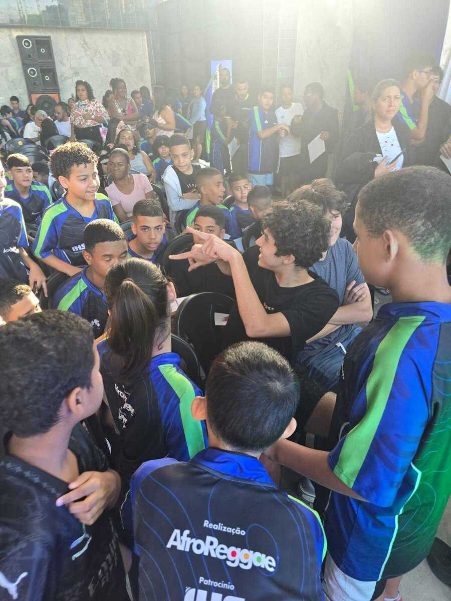 Jovem usa IA para transformar criatividade em oportunidade