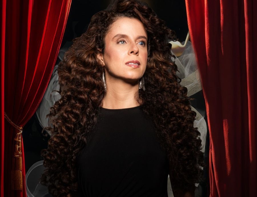 Atriz Sara Bentes lan&ccedil;a audiodrama acess&iacute;vel
