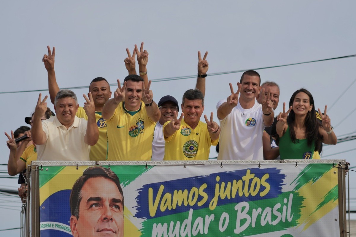 Fl&aacute;vio Bolsonaro faz carreatas na Regi&atilde;o dos Lagos com Douglas