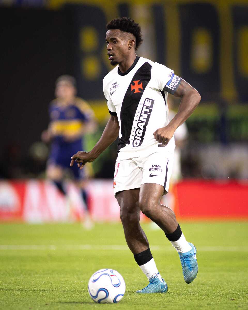 Thiago Mendes sofre racismo no Instagram
