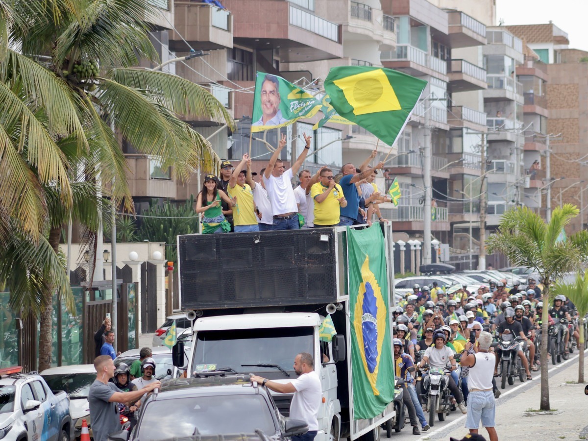 RJ: Fl&aacute;vio Bolsonaro faz carreatas na Regi&atilde;o dos Lagos com Douglas