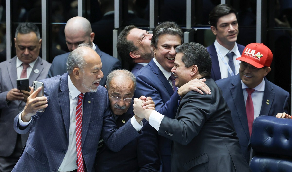 De forma quase un&acirc;nime, Senado aprova PEC do fim da Escala 6x1; texto vai &agrave; promulga&ccedil;&atilde;o