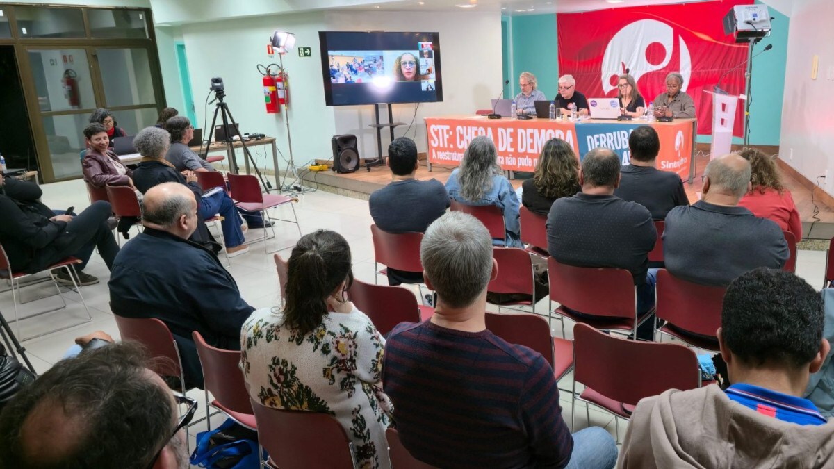 Servidores da Justi&ccedil;a Federal protestam contra atrasos salariais