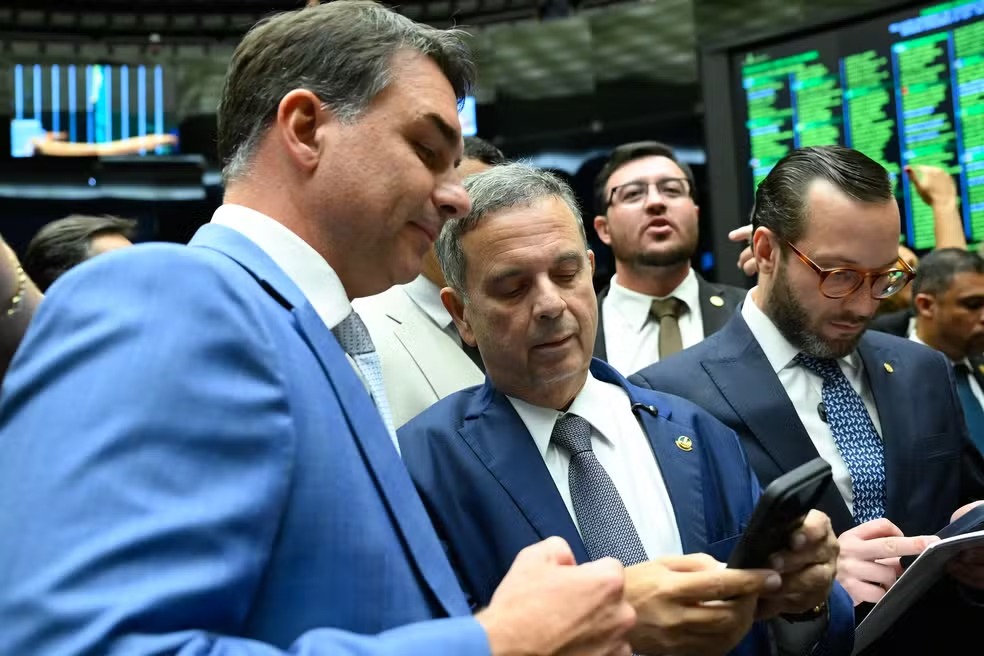 Fl&aacute;vio Bolsonaro confronta posi&ccedil;&atilde;o de Lula e apoia redu&ccedil;&atilde;o da maioridade penal na PEC da Seguran&ccedil;a