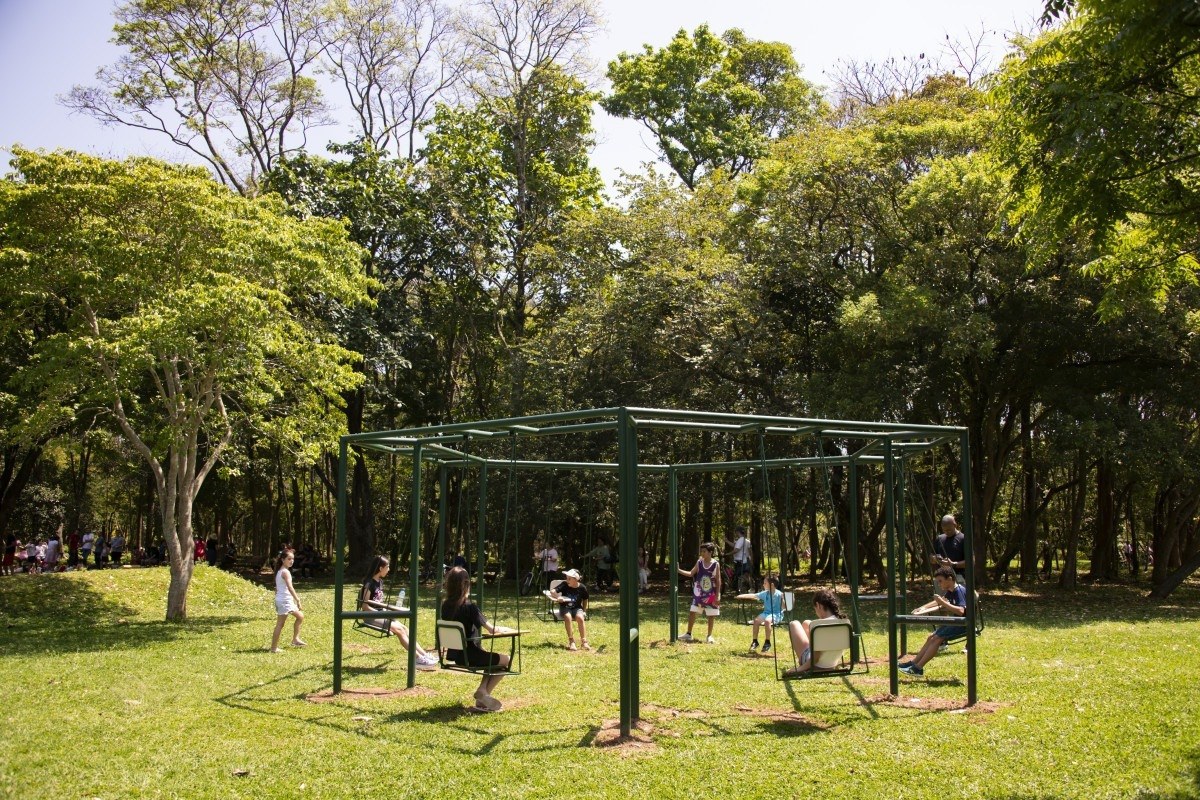 Obra inspirada no ambiente escolar &eacute; exposta na Lagoa do Taquaral
