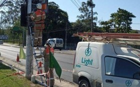 Colis&otilde;es em postes afetam o fornecimento de energia