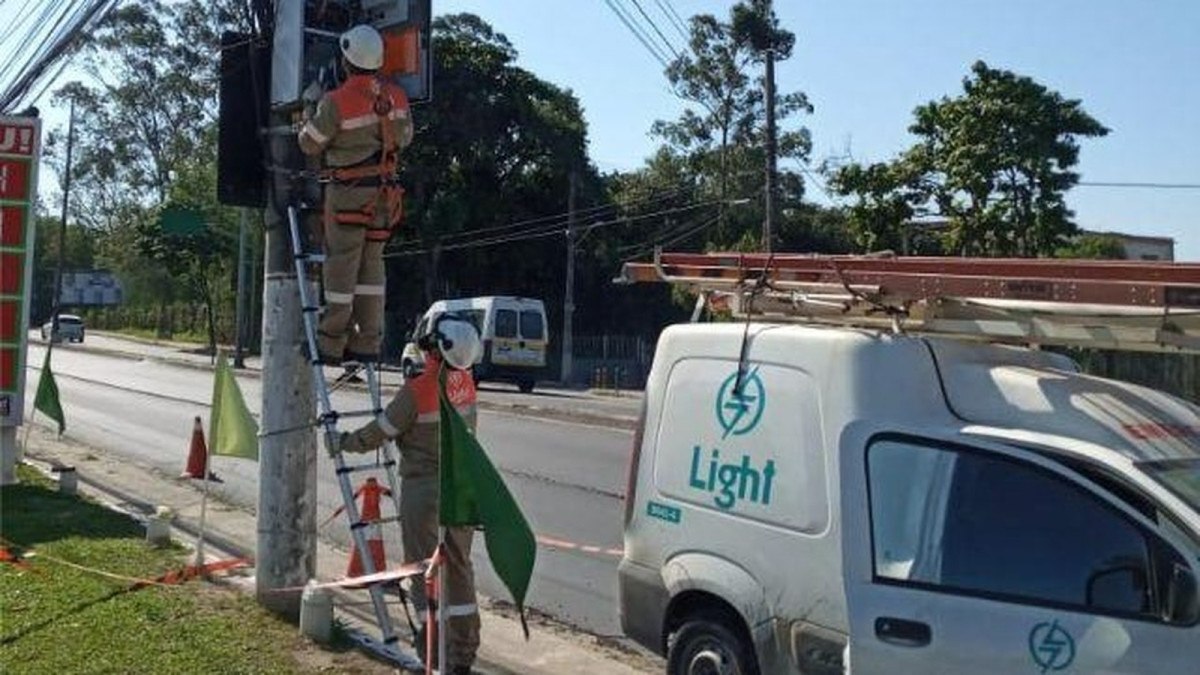 Colis&otilde;es em postes afetam o fornecimento de energia