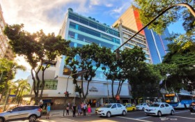 Botafogo Praia Shopping promove yoga e vinhos