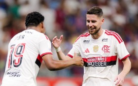 Flamengo bate o Bahia e segue l&iacute;der do Brasileir&atilde;o