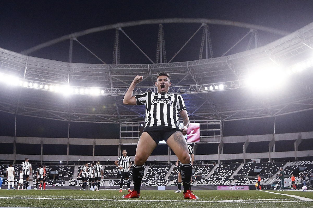 Tiquinho Soares quer continuar no Botafogo