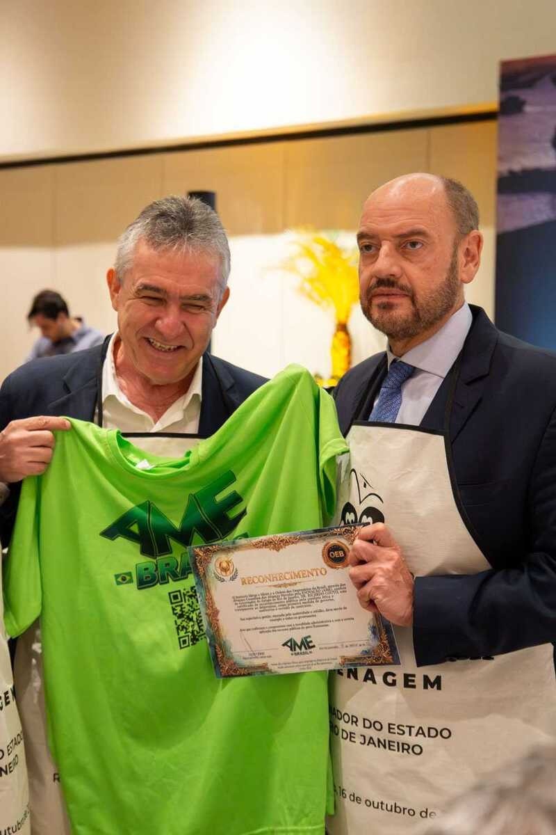 Luiz Verri, presidente da AME, com o homenageado desembargador Ricardo Couto