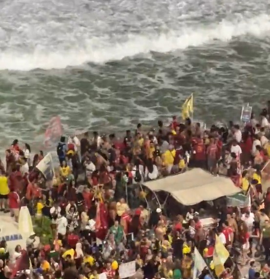 Ato pr&oacute;-Lula re&uacute;ne milhares no Rio com Caetano, Djavan e Chico Buarque; apoiadores tamb&eacute;m estavam dentro do mar de Copacabana
