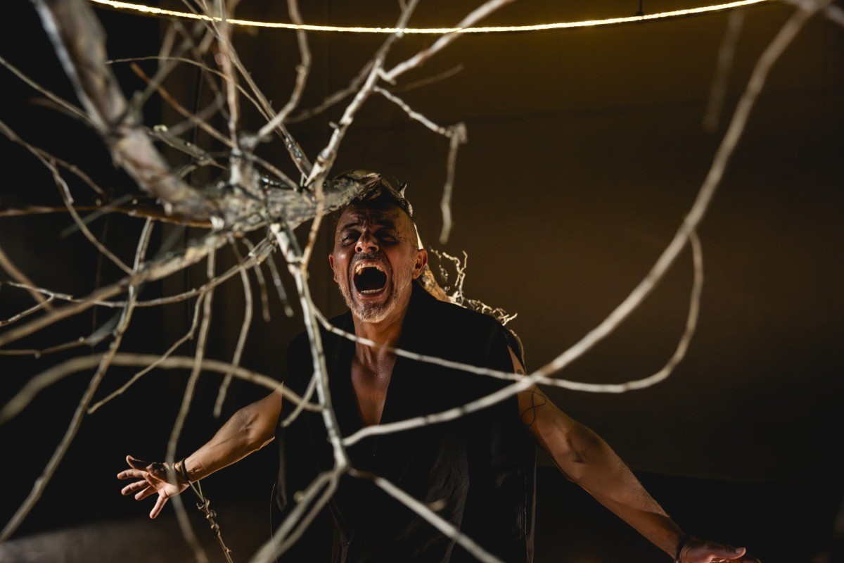 BRASILIANAS | Com ator pedalando para iluminar o palco, espet&aacute;culo CONFUZO transforma esfor&ccedil;o f&iacute;sico em dramaturgia