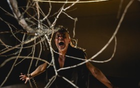 BRASILIANAS | Com ator pedalando para iluminar o palco, espet&aacute;culo CONFUZO transforma esfor&ccedil;o f&iacute;sico em dramaturgia