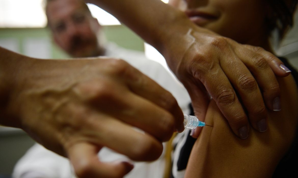 Consultas por les&otilde;es pr&eacute;-cancer&iacute;genas no colo do &uacute;tero caem ap&oacute;s vacina contra HPV