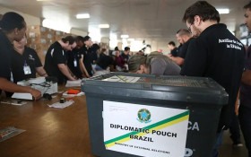 Brasileiros no exterior citam polariza&ccedil;&atilde;o e disputa acirrada
