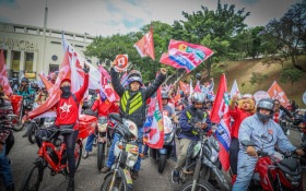 Entregadores fazem motociata em S&atilde;o Paulo em apoio a Lula