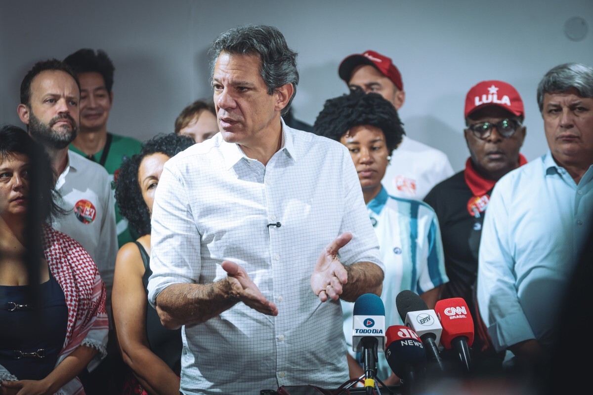 N&oacute;s estamos mudando o Brasil. Quer mudar para pior? Voltar para tr&aacute;s? Adotar o retrocesso?, alerta Haddad sobre os riscos &agrave; democracia